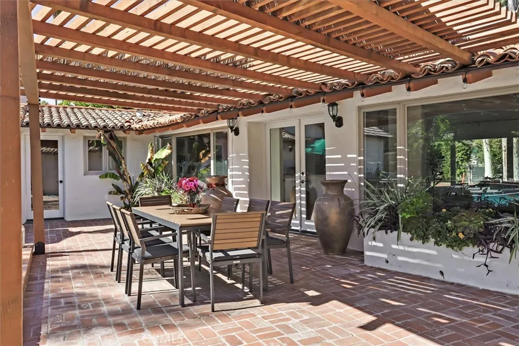 23130 Oxnard Street, Woodland Hills, California 91367 home-pic-19